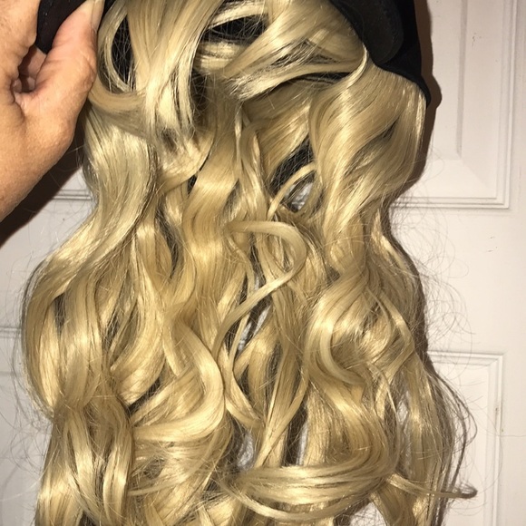 NIP Black Cap with Blonde Hair Extension